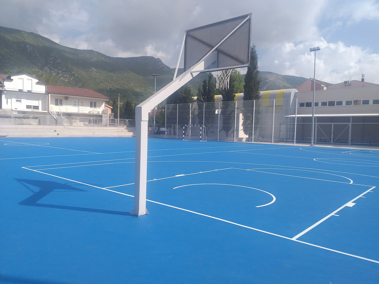 Pogledaj galeriju Rekonstrukcija igrališta i izgradnja tribina V. Osnovne škole u Mostaru