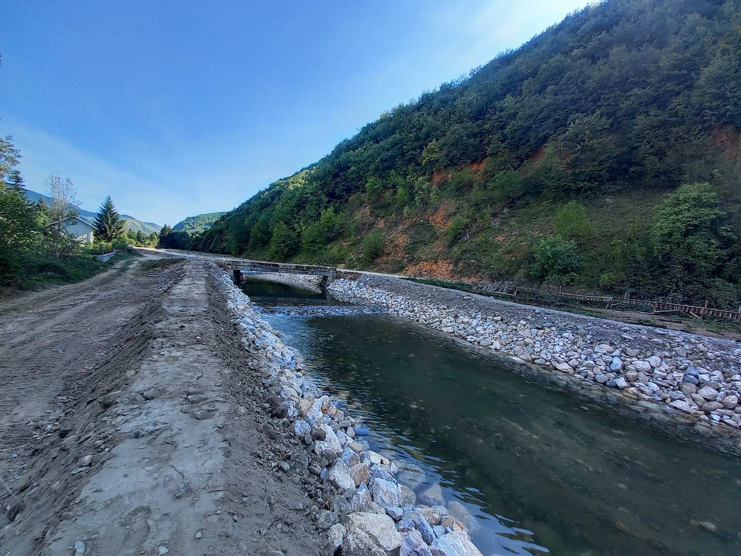 Pogledaj galeriju Izvođenje radova na uređenju korita rijeke Vrbas u Gornjem Vakufu - Uskoplju