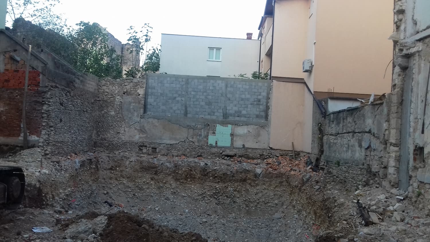 Pogledaj galeriju Izvođenje radova na demolaciji starog i izgradnji novog objekta u ulici Alekse Šantića